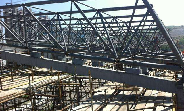 德惠简述网架公司的黑色压型钢板的吊装步履